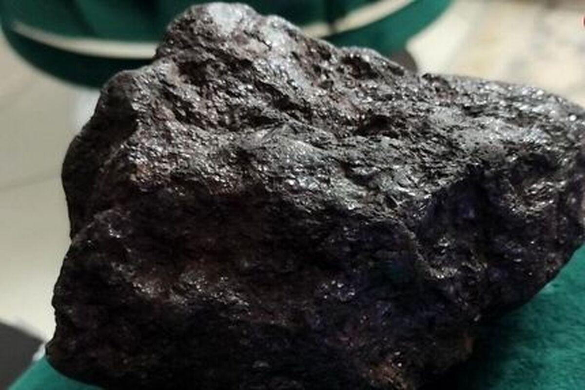 رونمایی از بزرگترین شهاب سنگ ایران در برج آزادی