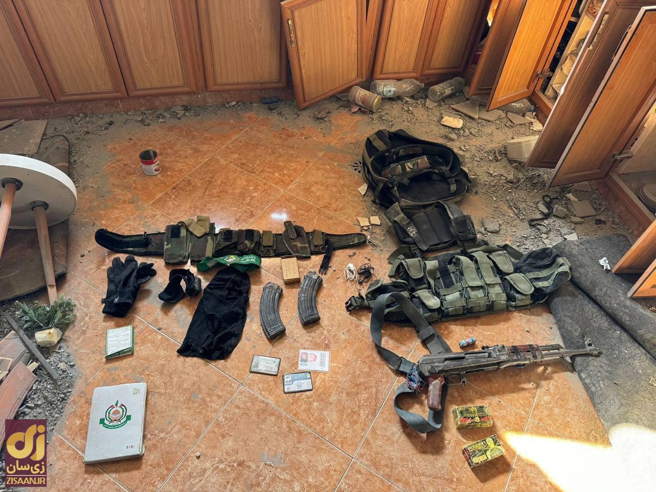 (تصاویر) وسایل همراه یحیی سنوار در آخرین لحظات مقاومت و شهادت