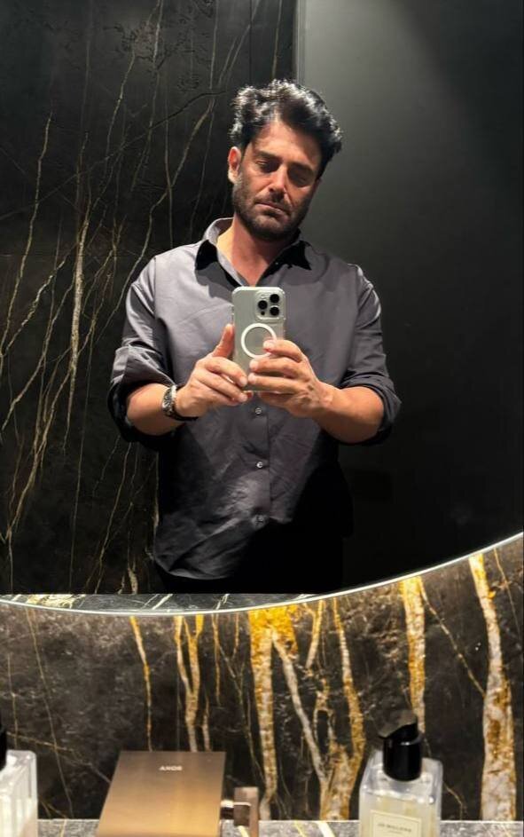 عکس | سلفی محمدرضا گلزار  در آینه با ظاهری عجیب و به شدت شلخته!