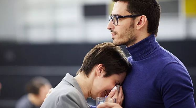 ۵ جمله‌ای که نباید به هنگام تسلی دادن دوست سوگوارمان بگوییم