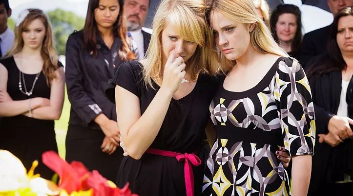 ۵ جمله‌ای که نباید به هنگام تسلی دادن دوست سوگوارمان بگوییم