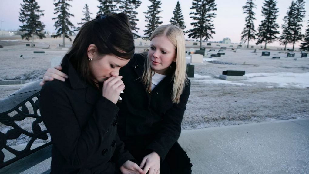 ۵ جمله‌ای که نباید به هنگام تسلی دادن دوست سوگوارمان بگوییم