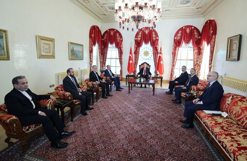 چرا عراقچی در دیدار ۶ وزیر خارجه با اردوغان در صندلی آخر نشست؟