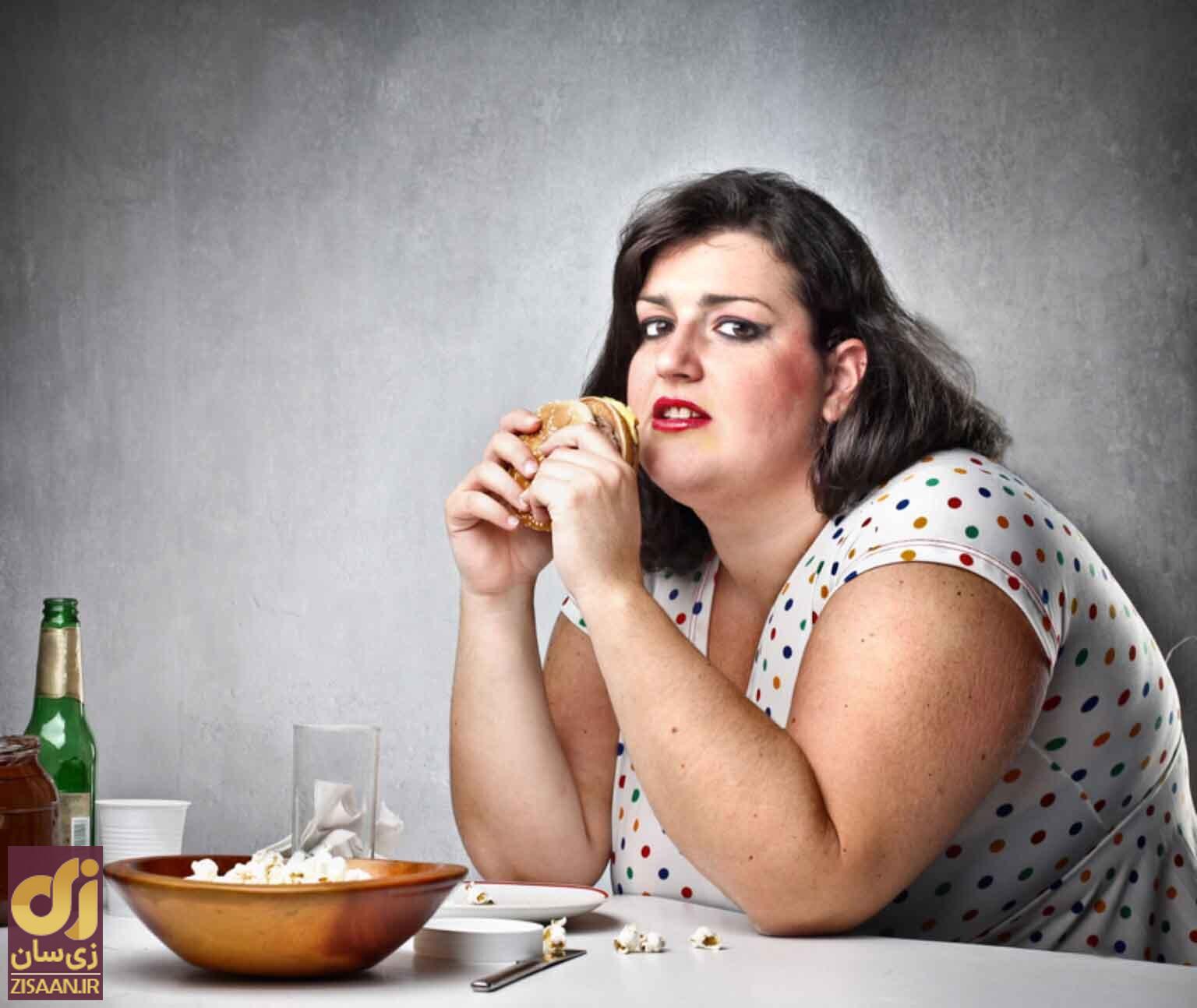 عوارض چاقی؛ اگر وزن کم نکنید این بیماریها شما را نابود میکنند! زنی چاق در حال خوردن فست فود و نوشیدنی