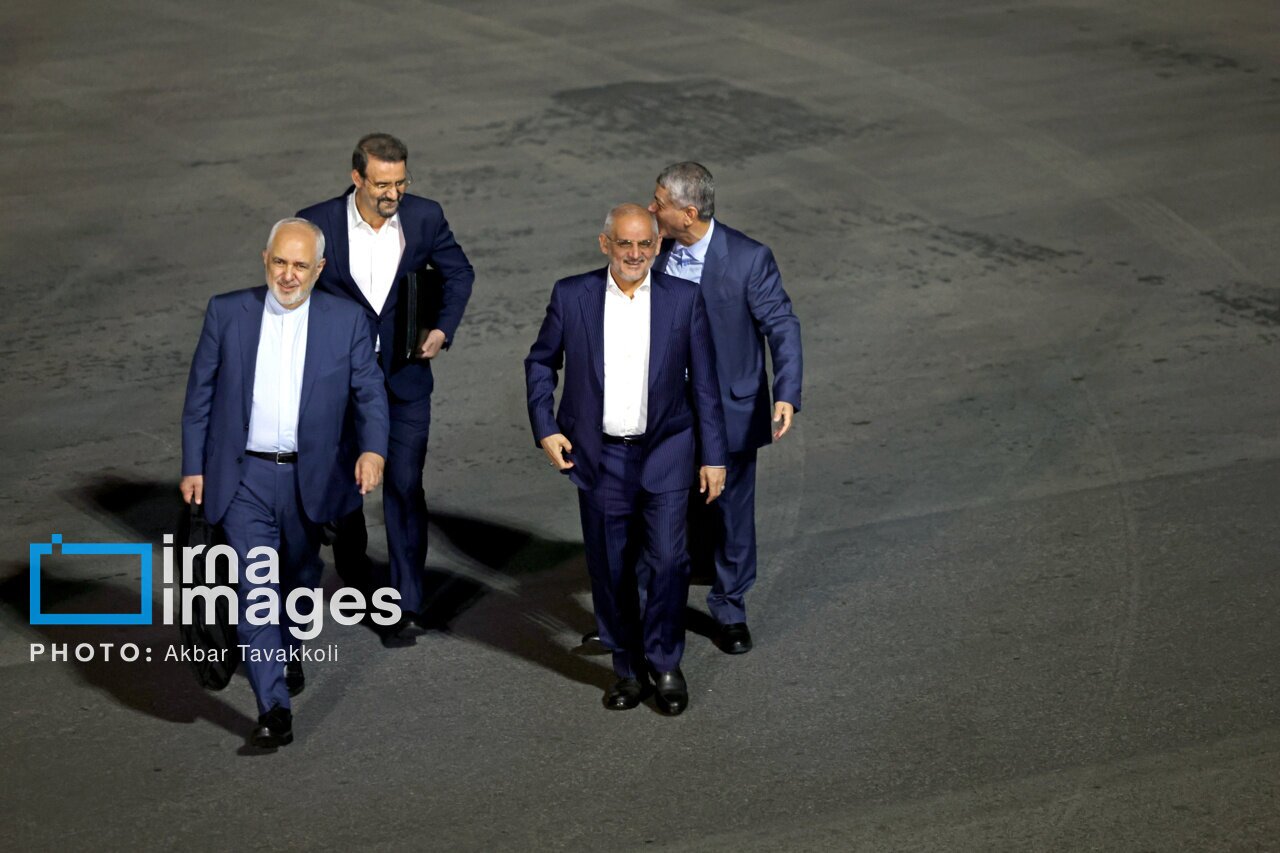 تصاویر متفاوت از ظریف، طیب نیا و سنایی در بازگشت از آمریکا تصاویر متفاوت از ظریف، طیب نیا و سنایی در بازگشت از آمریکا