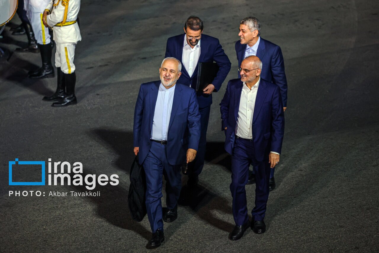 تصاویر متفاوت از ظریف، طیب نیا و سنایی در بازگشت از آمریکا تصاویر متفاوت از ظریف، طیب نیا و سنایی در بازگشت از آمریکا