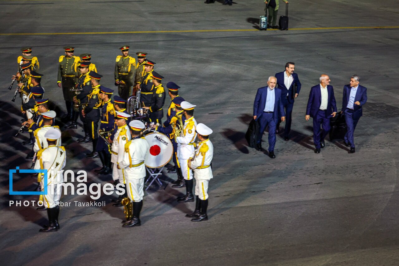 تصاویر متفاوت از ظریف، طیب نیا و سنایی در بازگشت از آمریکا تصاویر متفاوت از ظریف، طیب نیا و سنایی در بازگشت از آمریکا