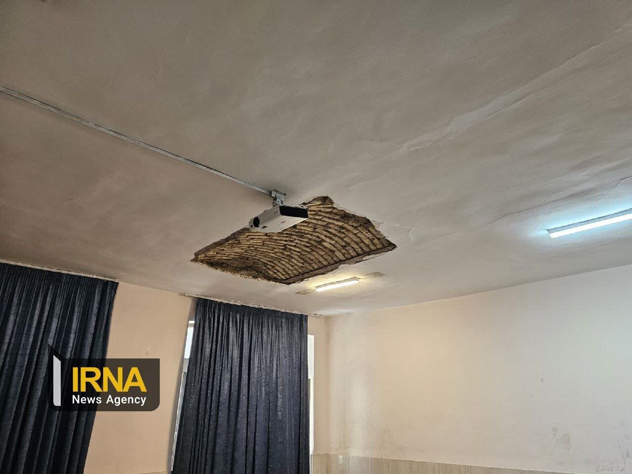 ریزش سقف مدرسه در اصفهان + عکس