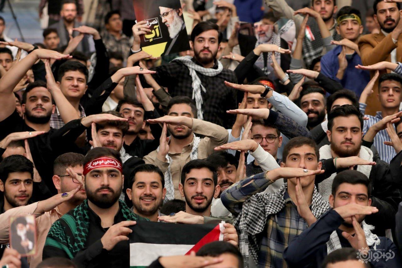 عکس | تصویری از انجام حرکت مخصوص سید حسن نصرالله در بیت رهبری که وایرال شد