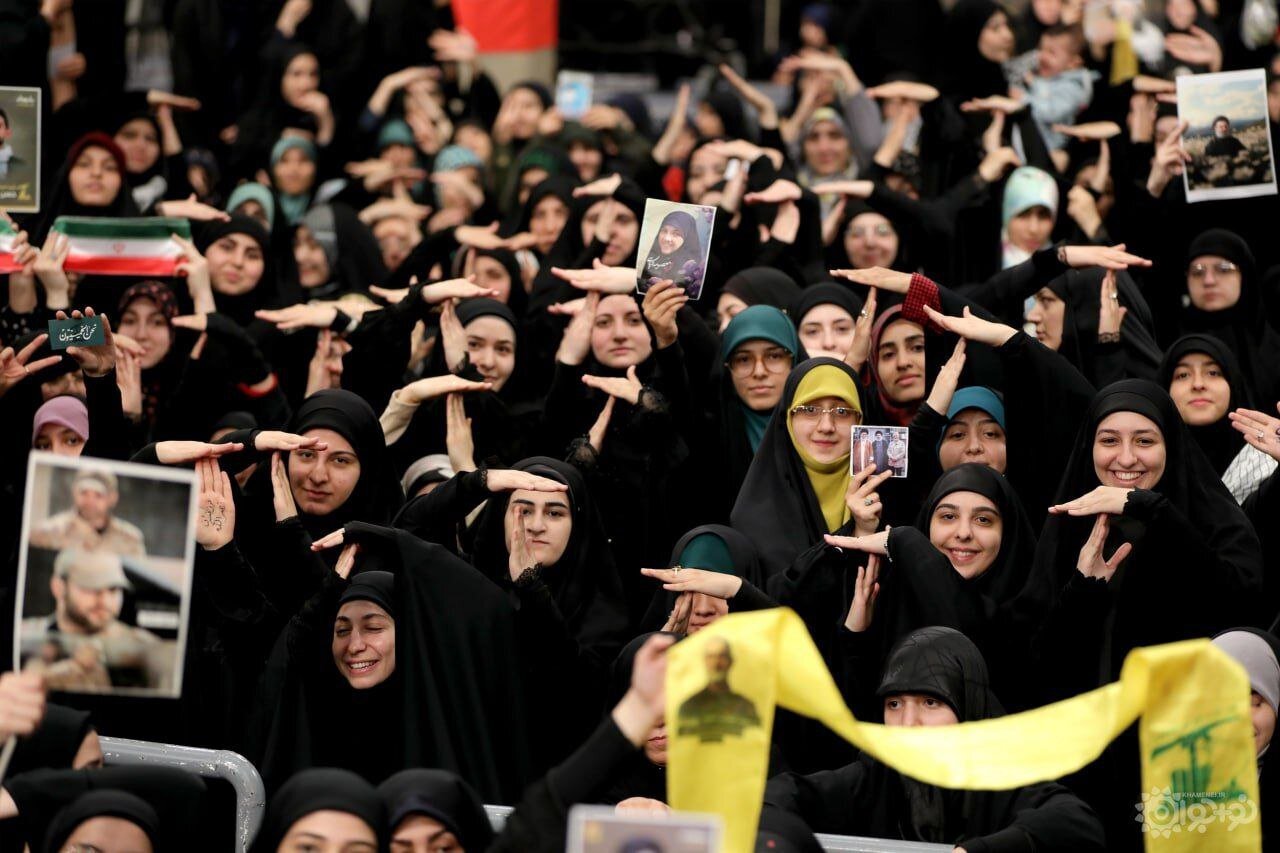 عکس | تصویری از انجام حرکت مخصوص سید حسن نصرالله در بیت رهبری که وایرال شد