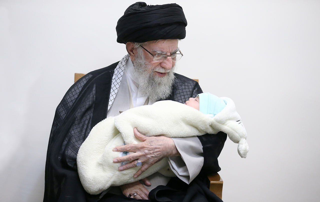 عکس | قرائت اذان و اقامه توسط رهبر انقلاب در گوش نوزاد شهید حمزه جهاندیده عکس | قرائت اذان و اقامه توسط رهبر انقلاب در گوش نوزاد شهید حمزه جهاندیده