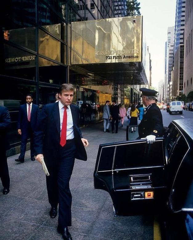 (تصاویر) ترامپ؛ از بغل کردن دلار‌ها تا یادگاری با مایکل جکسون!