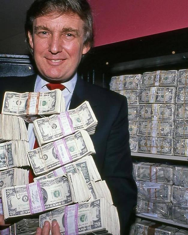 (تصاویر) ترامپ؛ از بغل کردن دلار‌ها تا یادگاری با مایکل جکسون!