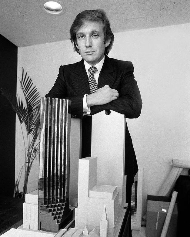 (تصاویر) ترامپ؛ از بغل کردن دلار‌ها تا یادگاری با مایکل جکسون!