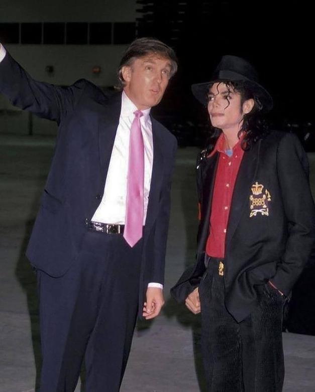 (تصاویر) ترامپ؛ از بغل کردن دلار‌ها تا یادگاری با مایکل جکسون!