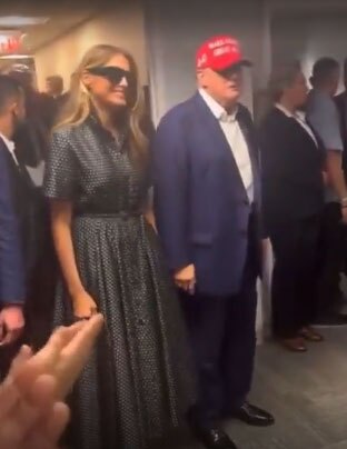 (عکس) ادعای شوکه کنند یهودی‌ها؛ زنی که ترامپ را همراهی می‌کند، ملانیا نیست!