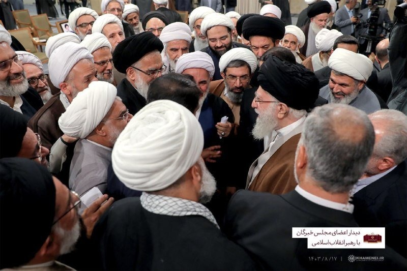 عکس خاص از رهبر انقلاب در حلقه اعضای مجلس خبرگان عکس خاص از رهبر انقلاب در حلقه اعضای مجلس خبرگان