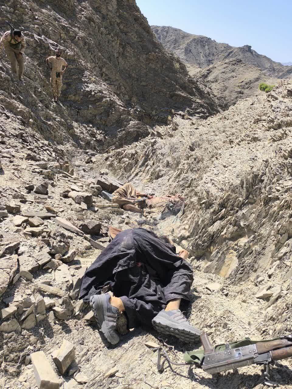 (عکس +18) تصاویری از اجساد تروریست‌های جیش الظلم که در عملیات سپاه کشته شدند