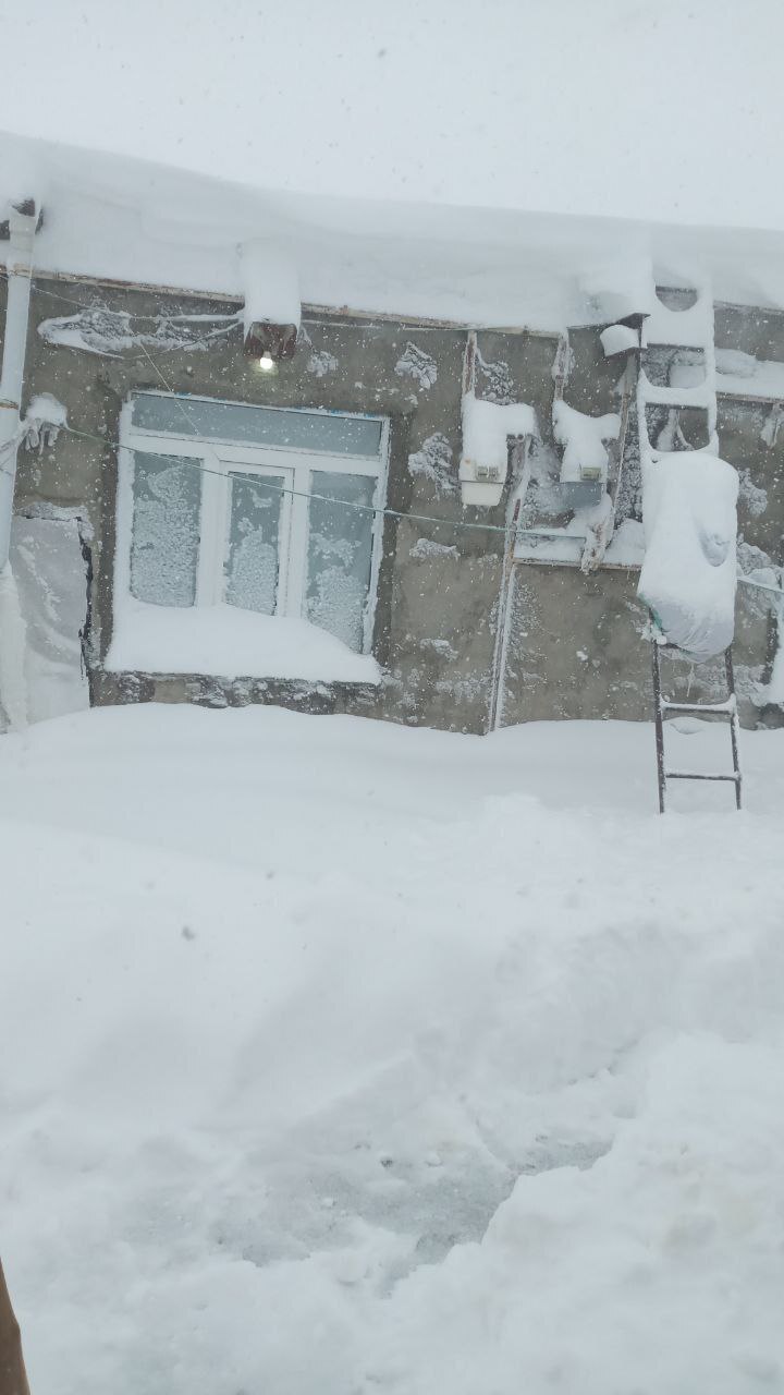 عکس | حجم عجیب بارش برف در روستای اسپراخون در دامنه‌های شمالی سهند