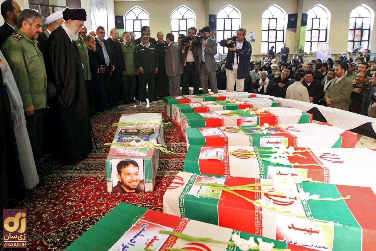 عکس | تصویری دیده نشده از رهبر انقلاب در مراسم تشییع سردار بلندپایه سپاه عکس | تصویری دیده نشده از رهبر انقلاب در مراسم تشییع سردار بلندپایه سپاه