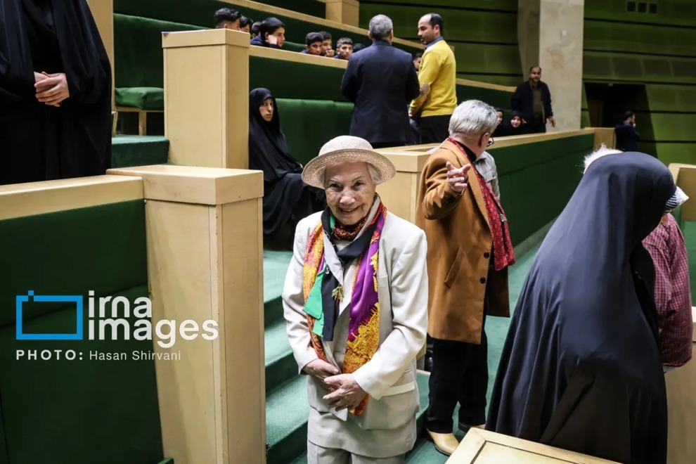 حضور یک خانم خارجی با کلاه متفاوت در مجلس