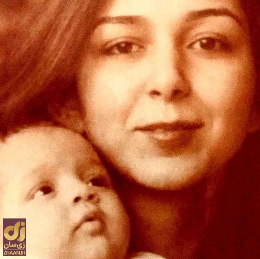 ترانه علیدوستی در آغوش مادرش در کودکی