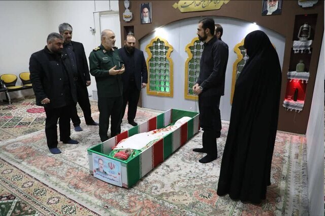 عکسی از پیکر سردار سپاه که توسط اسرائیل به شهادت رسید / سردار سلامی به مراسم وداع آمد