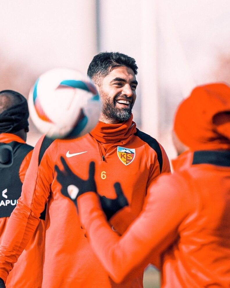 عکس | ریش‌های علی کریمی هم سفید شد!