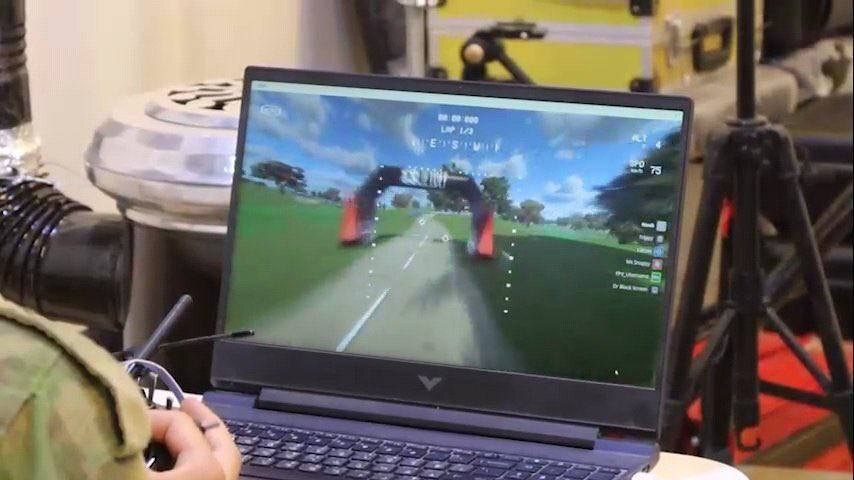 عکس | تصاویری از تروریست‌های تحت حمایت ترکیه در حال آموزش با برنامه شبیه‌ساز برای کاربری کواد FPV (انتحاری)