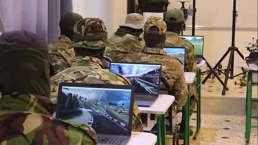 عکس | تصاویری از تروریست‌های تحت حمایت ترکیه در حال آموزش با برنامه شبیه‌ساز برای کاربری کواد FPV (انتحاری)