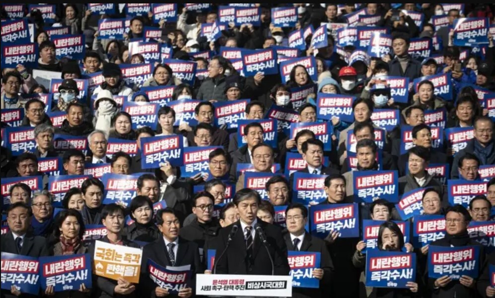 گزارشی از یک شب عجیب در کرهجنوبی؛ خود زنی آقای «یون»! گزارشی از یک شب عجیب در کرهجنوبی؛ خود زنی آقای «یون»!