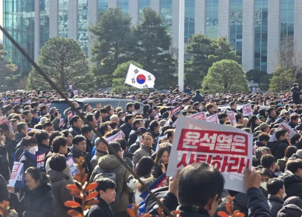 گزارشی از یک شب عجیب در کرهجنوبی؛ خود زنی آقای «یون»! گزارشی از یک شب عجیب در کرهجنوبی؛ خود زنی آقای «یون»!