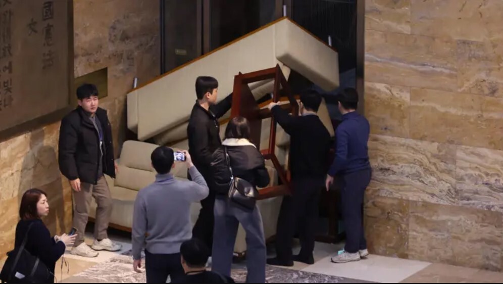 گزارشی از یک شب عجیب در کرهجنوبی؛ خود زنی آقای «یون»! گزارشی از یک شب عجیب در کرهجنوبی؛ خود زنی آقای «یون»!