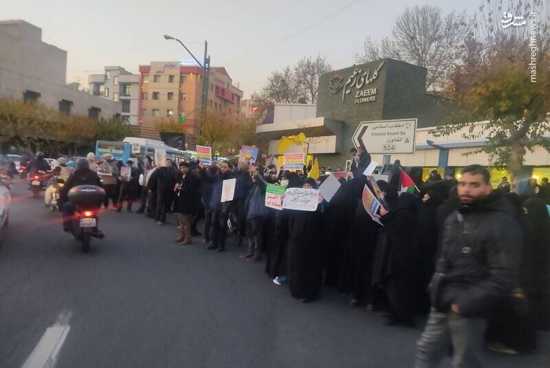 تجمع در مقابل دفتر پزشکیان برای حمله به اسرائیل!