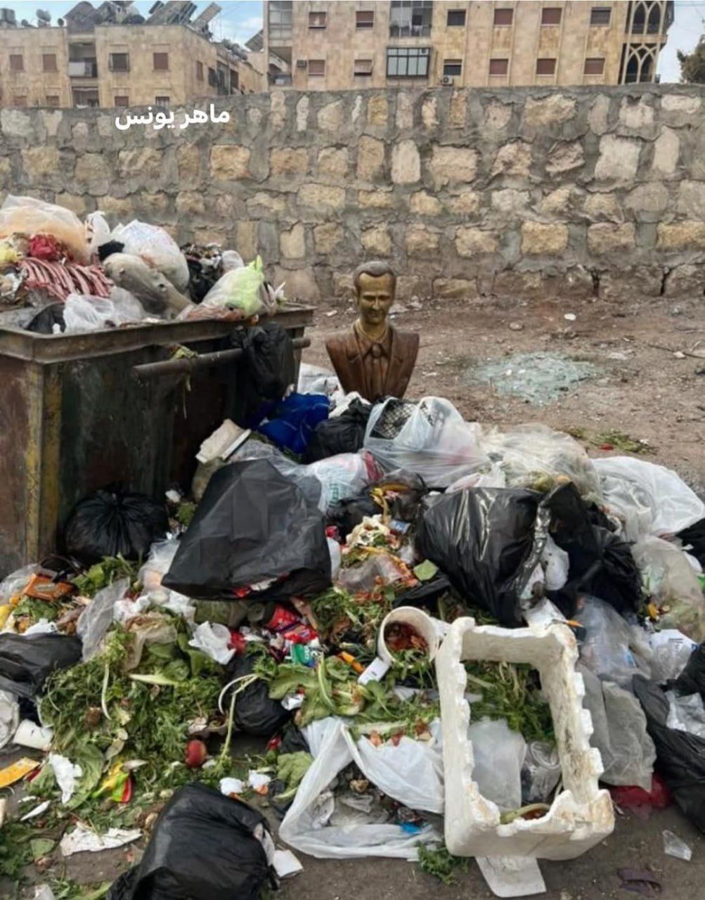 مجسمه بشار اسد در کنار سطل زباله در حلب