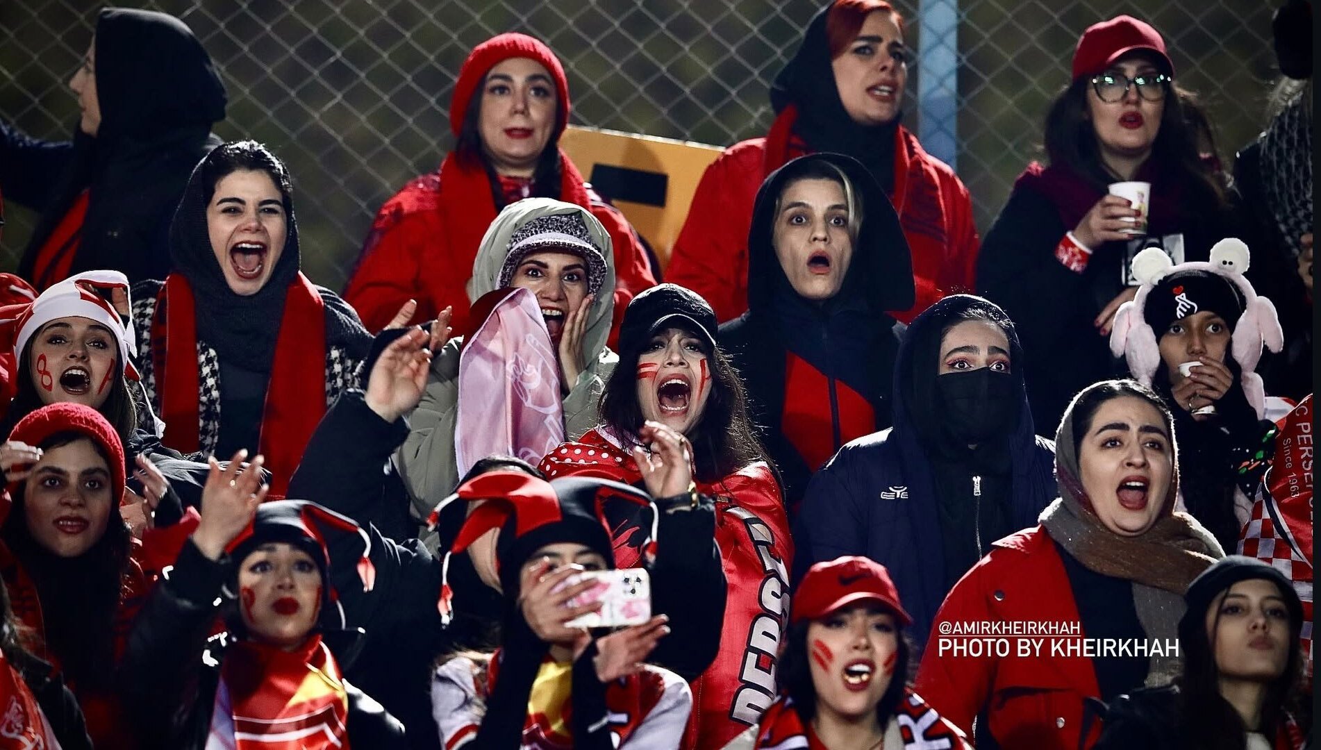 تصاویر | وقتی دختران پرسپولیسی از بازی تیم محبوبشان حرص میخورند! داد و فریادهای هوادارن دختر پرسپولیس در ورزشگاه