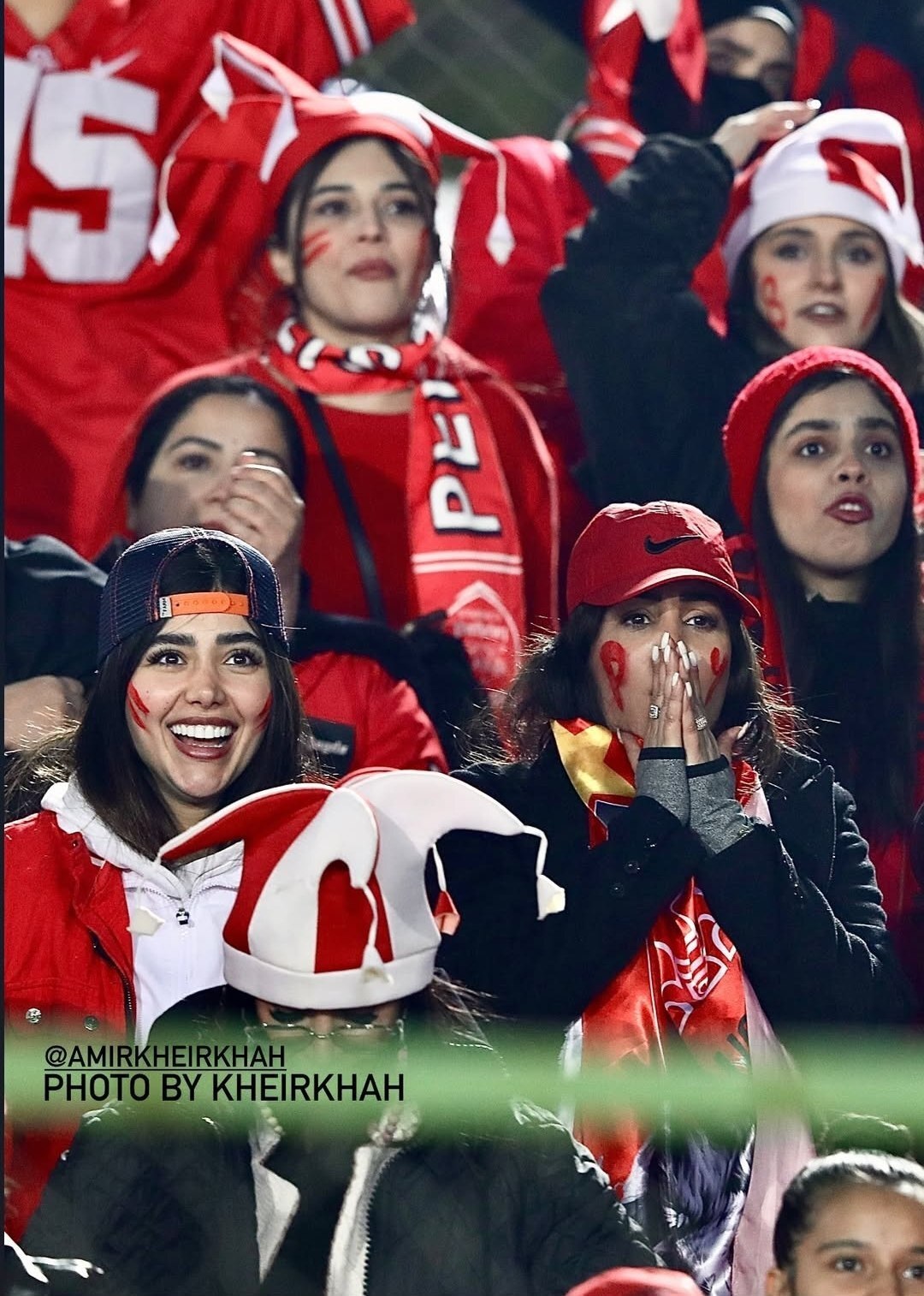 تصاویر | وقتی دختران پرسپولیسی از بازی تیم محبوبشان حرص میخورند! هواداران دختر پرسپولیس با لباس های قرمز در ورزشگاه