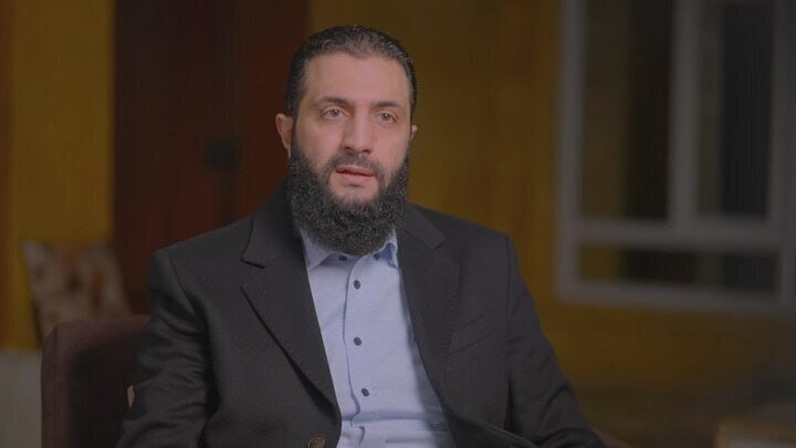 پوشش متفاوت الجولانی در تلویزیون سوریه پوشش متفاوت الجولانی در تلویزیون سوریه