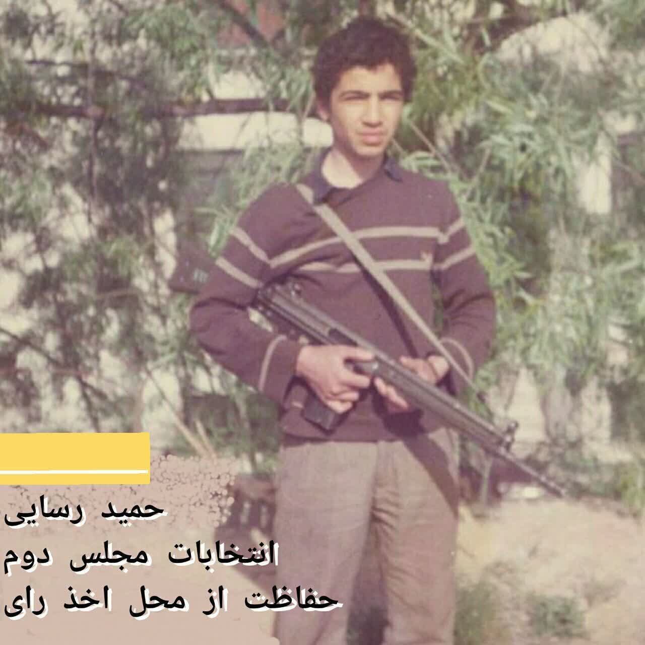 عکس | تصویری از حمید رسایی با اسلحه در حال حفاظت از صندوق‌های رای در سال ۶۲