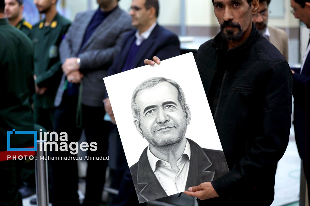 عکس | تصویری متفاوت از مسعود پزشکیان در دست یکی از اهالی استان سیستان عکس | تصویری متفاوت از مسعود پزشکیان در دست یکی از اهالی استان سیستان