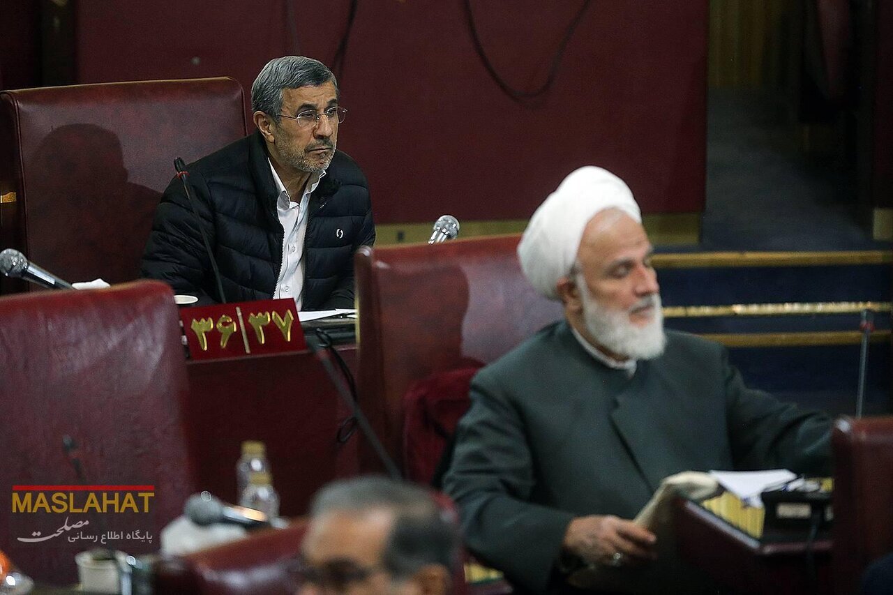 تیپ متفاوت احمدی‌نژاد در جلسه مجمع تشخیص