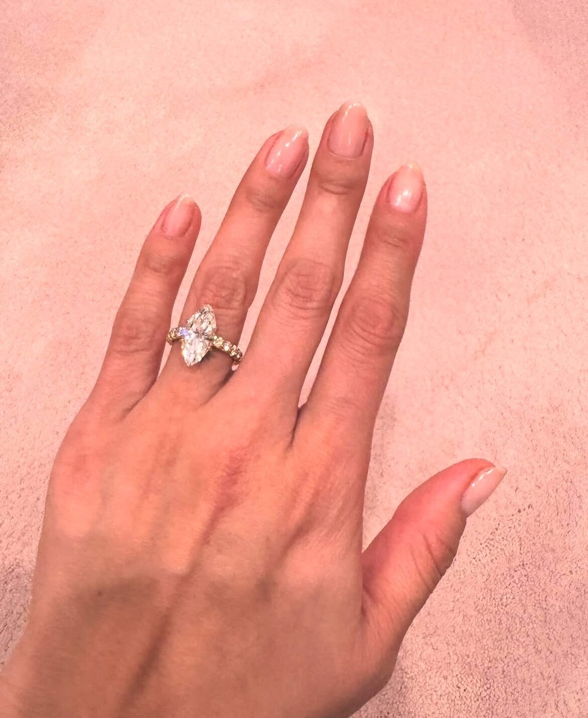 تصاویر حلقه نامزدی سلنا گومز پربازدید شد تصاویر حلقه نامزدی سلنا گومز پربازدید شد