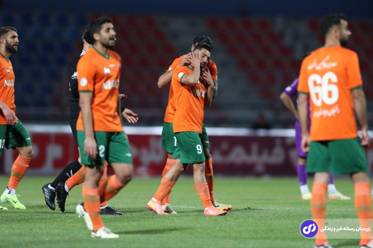 (ویدئو) فرشید اسماعیلی هم تیمی خود را راهی بیمارستان کرد؛ عیسی مرادی بیهوش با صورتی پر از خون!