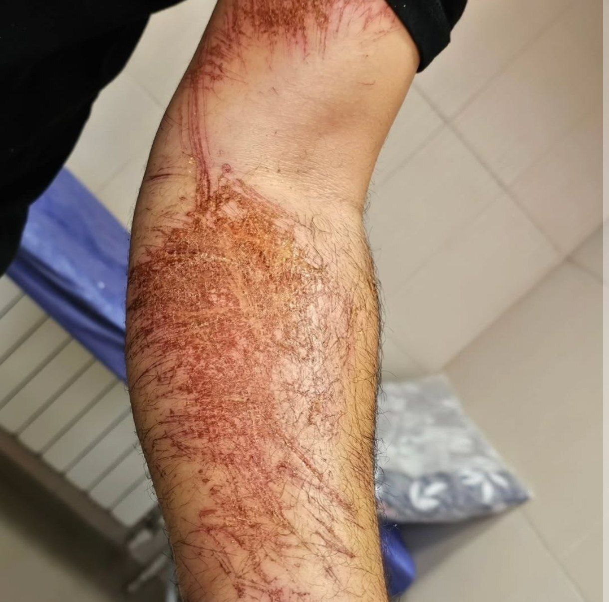 داستانی فراتر از دهقان فداکار؛ ماجرای دستانِ معجزه معلم ۳۰ ساله برای نجات کودک ۹ ساله درون دریا + عکس