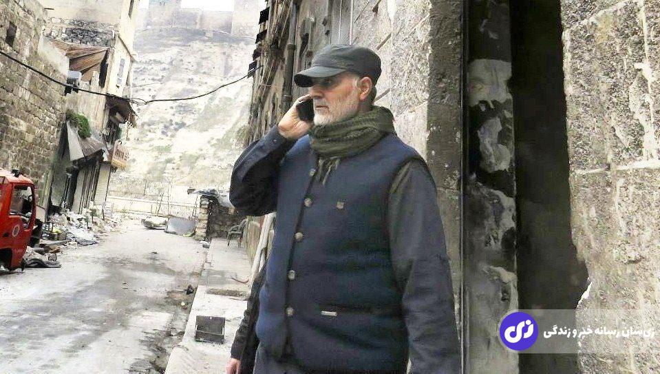 ‏عکس | تصویری دیوانه کننده از سردار سلیمانی در ویرانه‌های سوریه؛ بدون سلاح و اسکورت در چند ۱۰ متری داعشی‌ها!