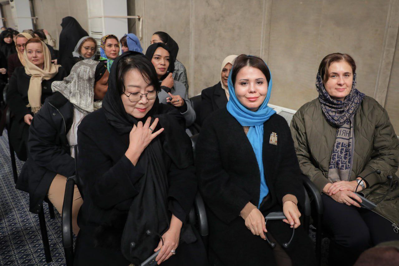 تصاویری از زنان خارجی در دیدار با رهبر انقلاب