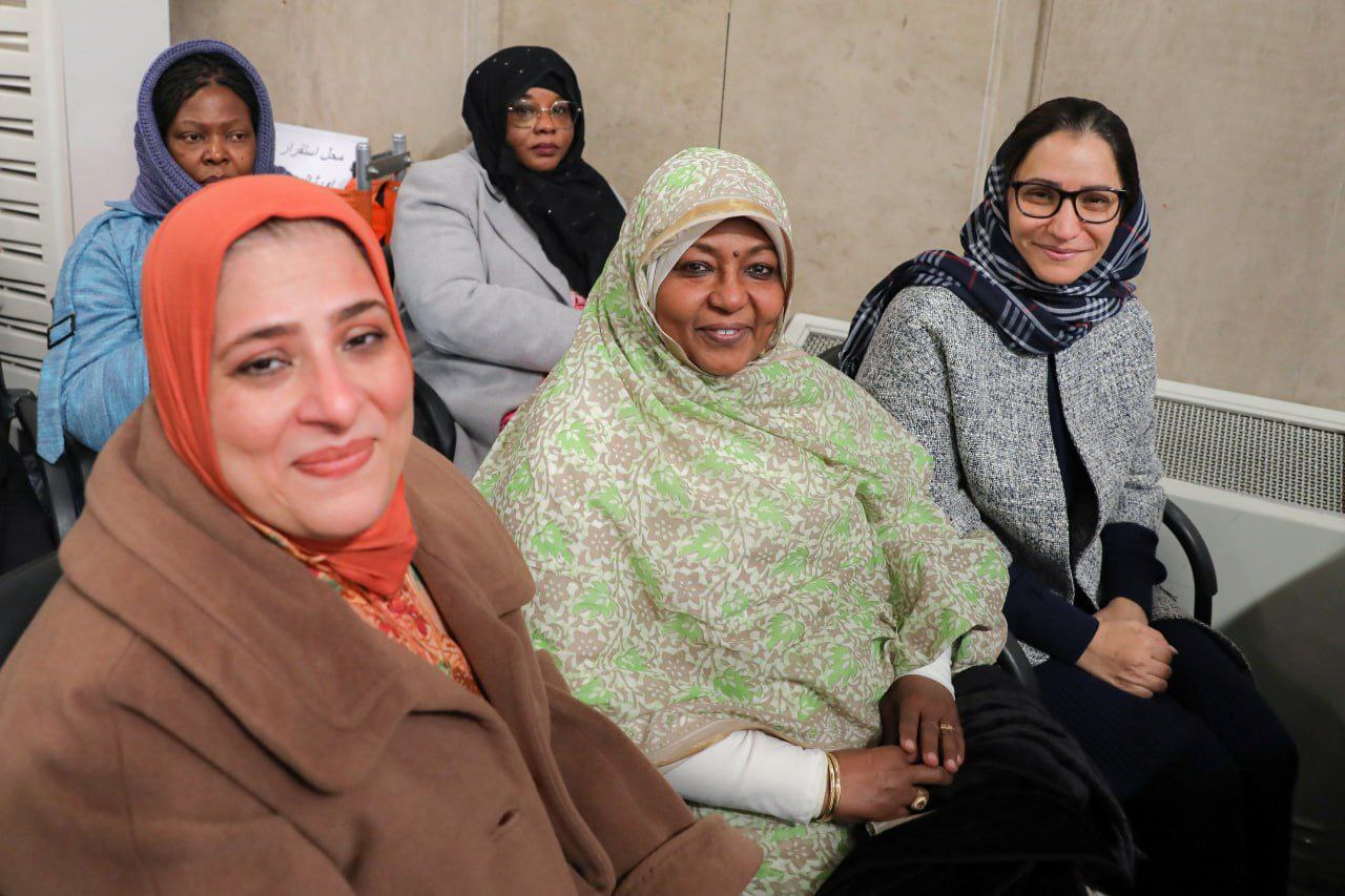 تصاویری از زنان خارجی در دیدار با رهبر انقلاب