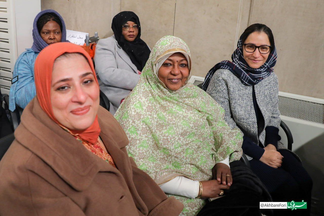 حضور بانوان کم حجاب در دیدار امروز با رهبری + عکس