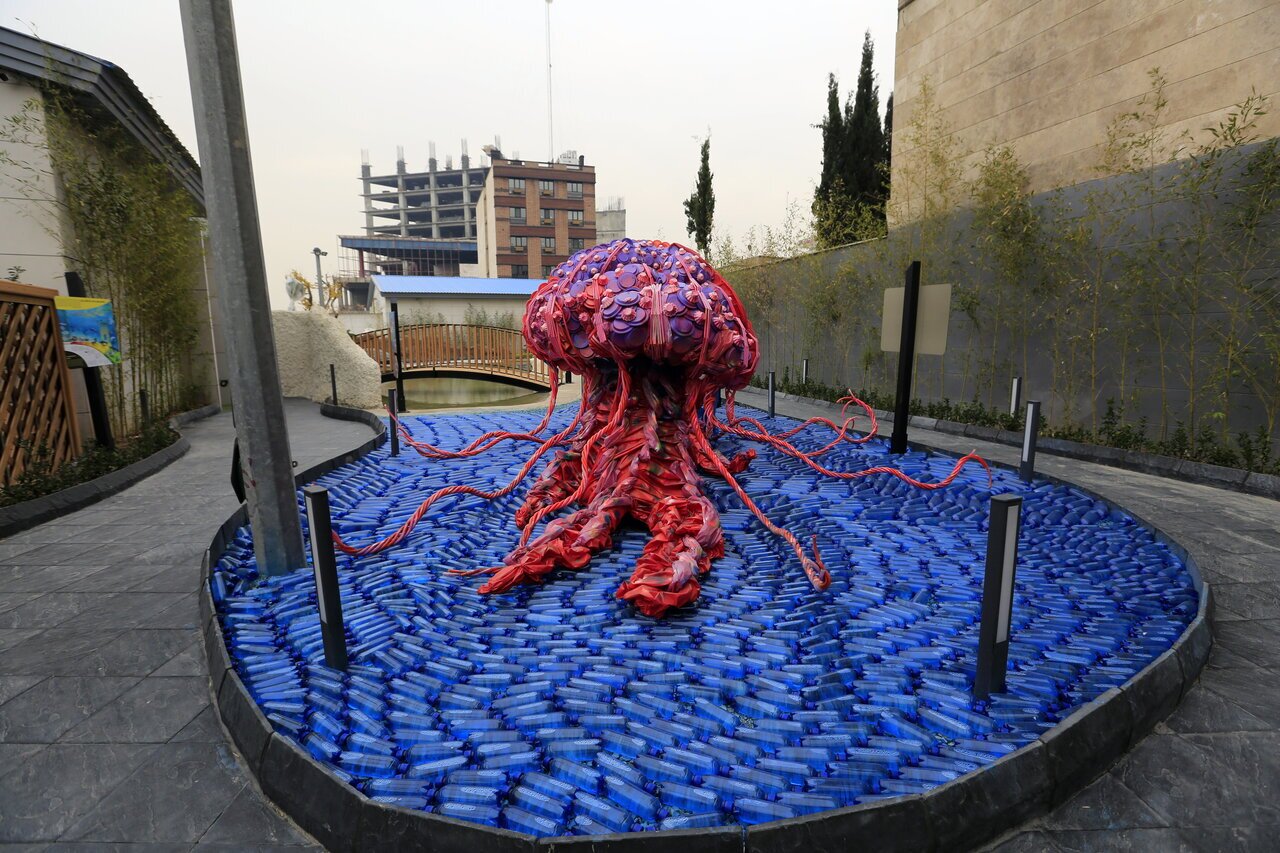 (تصاویر) حیوانات غول پیکر دریایی در تپه‌های عباس آباد