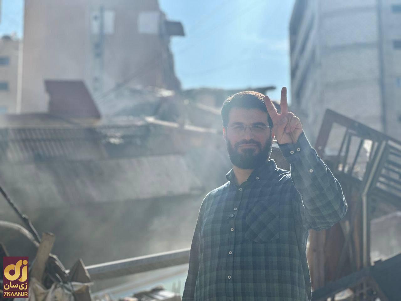 عکس | تصویری از میثم مطیعی در کنار خرابه‌های حمله اسرائیل در ضاحیه بیروت با نشان دادن علامت پیروزی